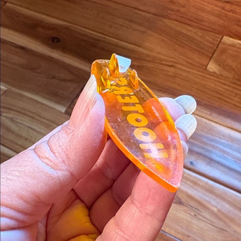 Hooters Translucent Orange Surfboard Keyring - Picture 5 of 6